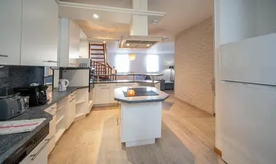 Cuisine ou kitchenette dans l'établissement Duplex - centre-ville