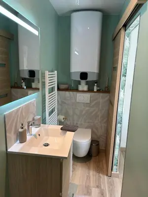 Salle de bains dans l'établissement Le Gary cosy, studio climatisé, Dijon centre
