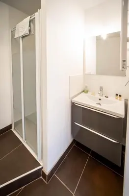 Salle de bains dans l'établissement Versant Est