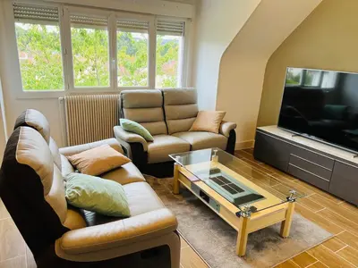 Télévision ou salle de divertissement dans l'établissement T3 moderne&jardin& garage&2 lits doubles& lit bébé