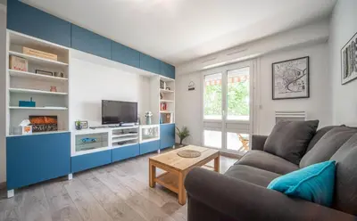 Télévision ou salle de divertissement dans l'établissement Les Lauriers