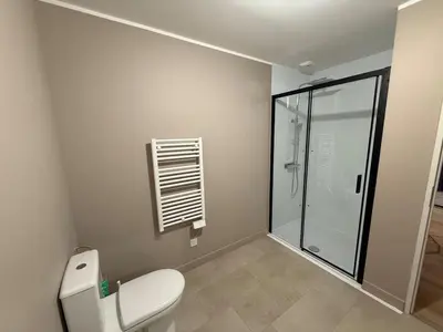Salle de bains dans l'établissement Maison neuve proche Dole - Forêt de Chaux