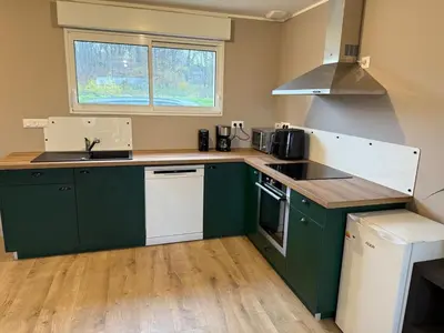Cuisine ou kitchenette dans l'établissement Maison neuve proche Dole - Forêt de Chaux