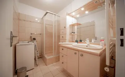 Salle de bains dans l'établissement Le Colisée