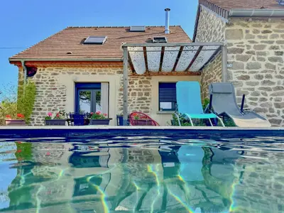 Piscine de l'établissement Cottage With Natural Pool In Burgundy ou située à proximité