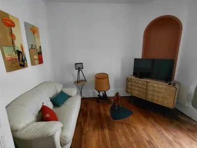 Télévision ou salle de divertissement dans l'établissement Appartement pour deux - charmant