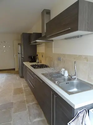 Cuisine ou kitchenette dans l'établissement Ces Jours À Pommard