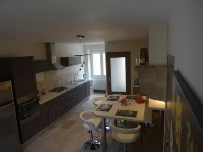 Cuisine ou kitchenette dans l'établissement Ces Jours À Pommard