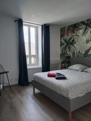 Un ou plusieurs lits dans un hébergement de l'établissement La Volière Dijon Transvaal