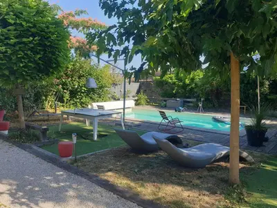 Piscine de l'établissement Le jardin de Séverine ou située à proximité