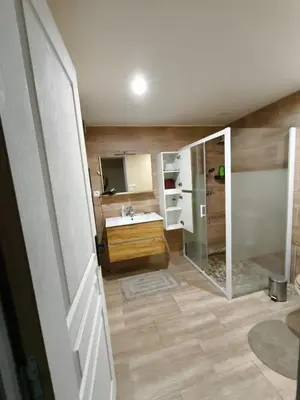 Salle de bains dans l'établissement Appartement charmant à Charnay-lès-Mâcon avec jardin