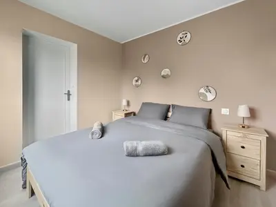 Un ou plusieurs lits dans un hébergement de l'établissement Appartement lumineux, épuré avec balcon et parking