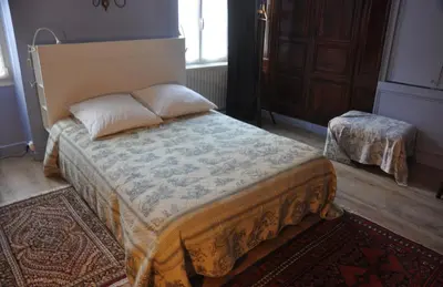 Un ou plusieurs lits dans un hébergement de l'établissement Vaste chambre au centre du bourg