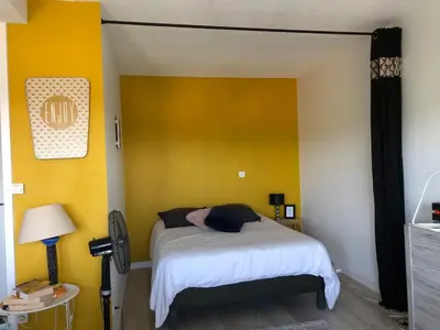 Un ou plusieurs lits dans un hébergement de l'établissement Studio cocoon avec vue sur le Beaujolais
