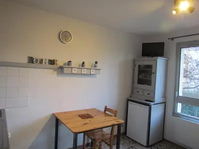 Cuisine ou kitchenette dans l'établissement Charmant studio meublé