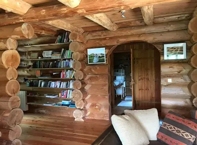 Bibliothèque dans le chalet