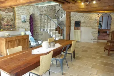 Coin salon dans l'établissement Le Gîte des Fontaines au cœur de la Bourgogne