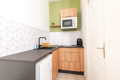 Cuisine ou kitchenette dans l'établissement Le théâtre 2