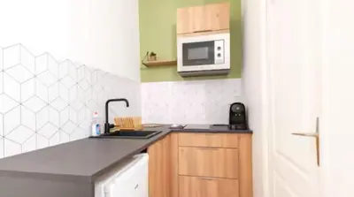 Cuisine ou kitchenette dans l'établissement Le théâtre 2