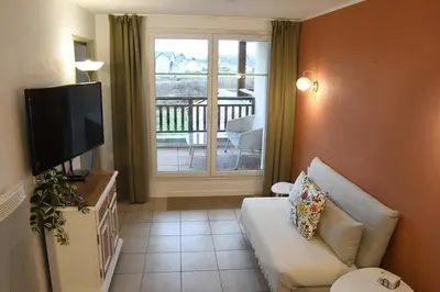 Télévision ou salle de divertissement dans l'établissement Beaune Levernois - Piscine Chauffée, Sauna et Golf