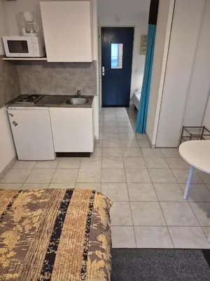 Cuisine ou kitchenette dans l'établissement studio meublé centre ville Paray 3C04