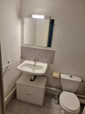Salle de bains dans l'établissement studio meublé centre ville Paray 3C04