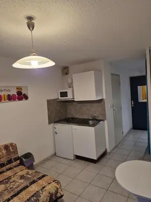 Cuisine ou kitchenette dans l'établissement studio meublé centre ville Paray 3C04