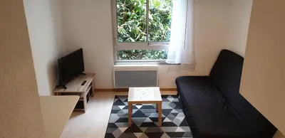 Télévision ou salle de divertissement dans l'établissement Studio meublé centre ville Paray A4