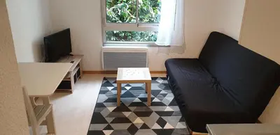 Télévision ou salle de divertissement dans l'établissement Studio meublé centre ville Paray A4