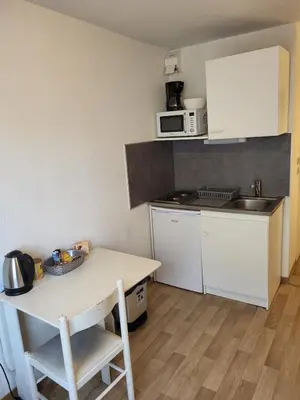 Cuisine ou kitchenette dans l'établissement Studio meublé centre ville Paray A4