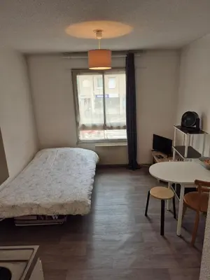 Un ou plusieurs lits dans un hébergement de l'établissement Studio meublé centre ville Paray 1B07