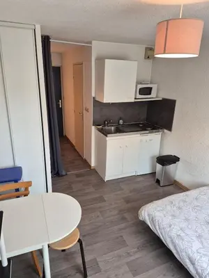 Cuisine ou kitchenette dans l'établissement Studio meublé centre ville Paray 1B07