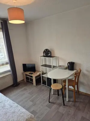 Télévision ou salle de divertissement dans l'établissement Studio meublé centre ville Paray 1B07