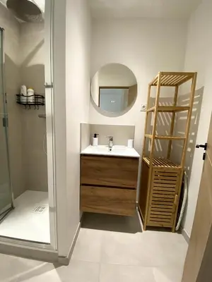 Salle de bains dans l'établissement Au Passage de Pommard