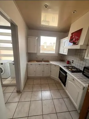 Cuisine ou kitchenette dans l'établissement Appartement spacieux