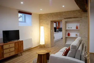 Télévision ou salle de divertissement dans l'établissement La Parenthese Enchantée