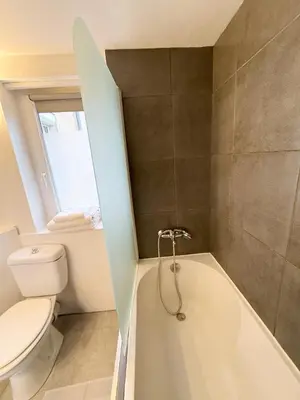 Salle de bains dans l'établissement Studio à côté de la gare et la Cité de la gastronomie