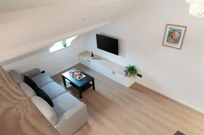 Télévision ou salle de divertissement dans l'établissement Le Jaune Girasol - Résidence Mariotte