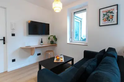Télévision ou salle de divertissement dans l'établissement Résidence Mariotte - Le Bleu Majorelle - Appartement indépendant