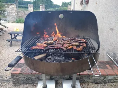 Barbecue disponible mis à disposition des clients de la maison de vacances