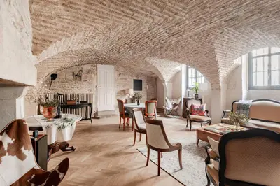 Coin salon dans l'établissement Les Voûtes de Bressey, luxe et calme en hypercentre