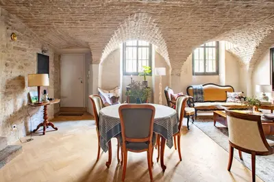 Coin salon dans l'établissement Les Voûtes de Bressey, luxe et calme en hypercentre