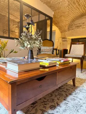 Coin salon dans l'établissement Les Voûtes de Bressey, luxe et calme en hypercentre