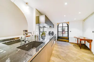 Cuisine ou kitchenette dans l'établissement Les Voûtes de Bressey, luxe et calme en hypercentre