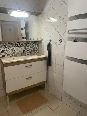 Salle de bains dans l'établissement À l'improviste est une maison individuelle