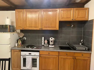Cuisine ou kitchenette dans l'établissement À l'improviste est une maison individuelle