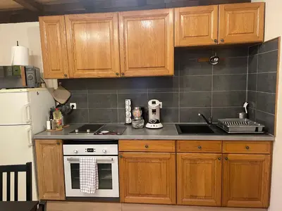 Cuisine ou kitchenette dans l'établissement À l'improviste est une maison individuelle