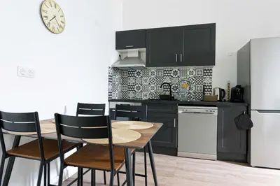 Cuisine ou kitchenette dans l'établissement Villa Napoléon - Appart'hôtels au coeur d'Autun - Contact Hôtels