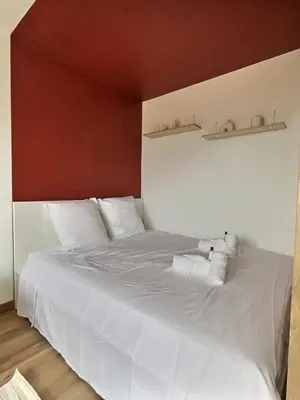 Un ou plusieurs lits dans un hébergement de l'établissement Cozy La Rocade apartment with free parking