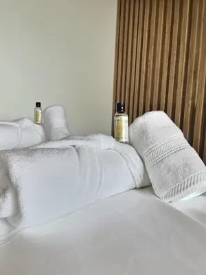 Un ou plusieurs lits dans un hébergement de l'établissement Cozy La Rocade apartment with free parking
